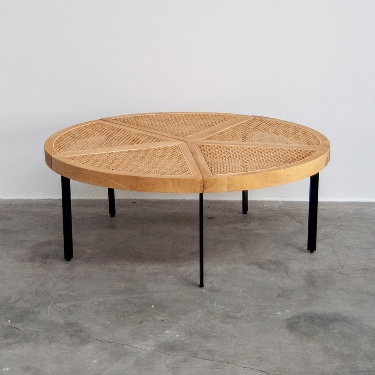 Runder Couchtisch Savis - Natureiche mit handgeflochtenem Rattan-Sternmuster
